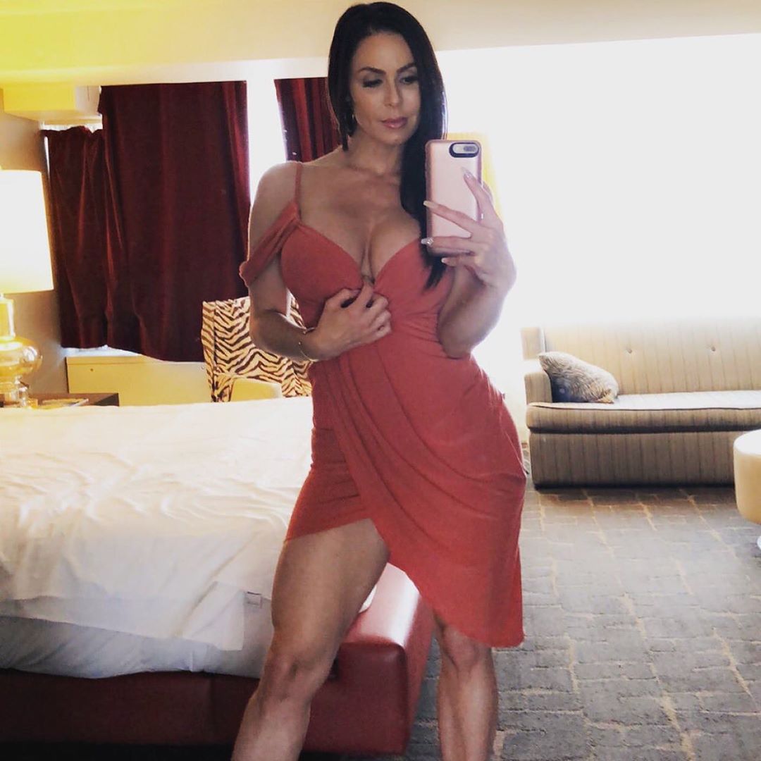 Photos n°3 : Kendra Lust Drops a Thirst Trap for Her Lions!