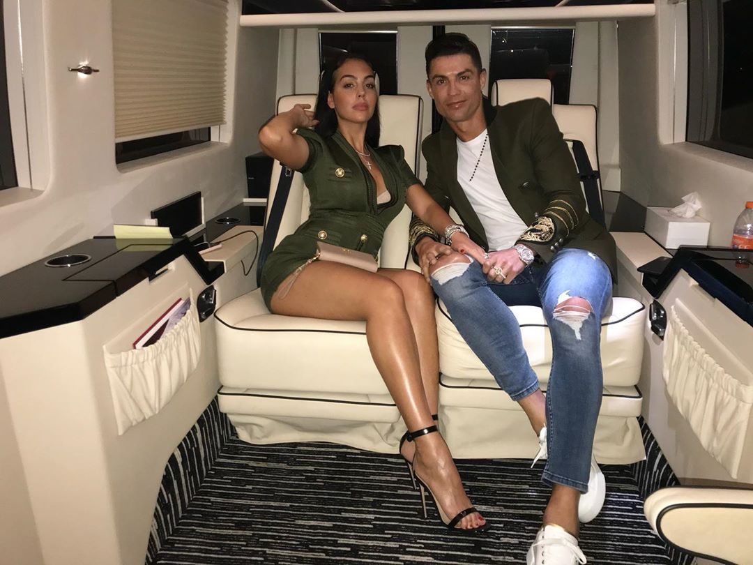 FOTOS Cristiano Ronaldo y su novia Georgina Rodríguez anuncian desde la cama que esperan gemelos