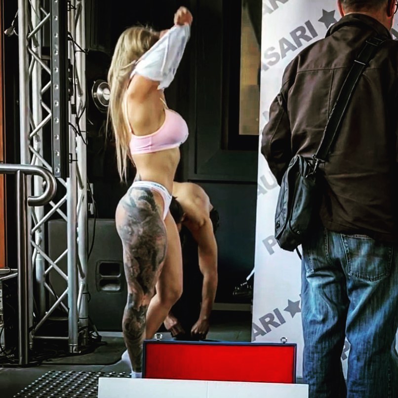 PHOTOS Boxer Ebanie Bridges dpouill de son bikini imprim lopard pour la cryothrapie! - Photo 3