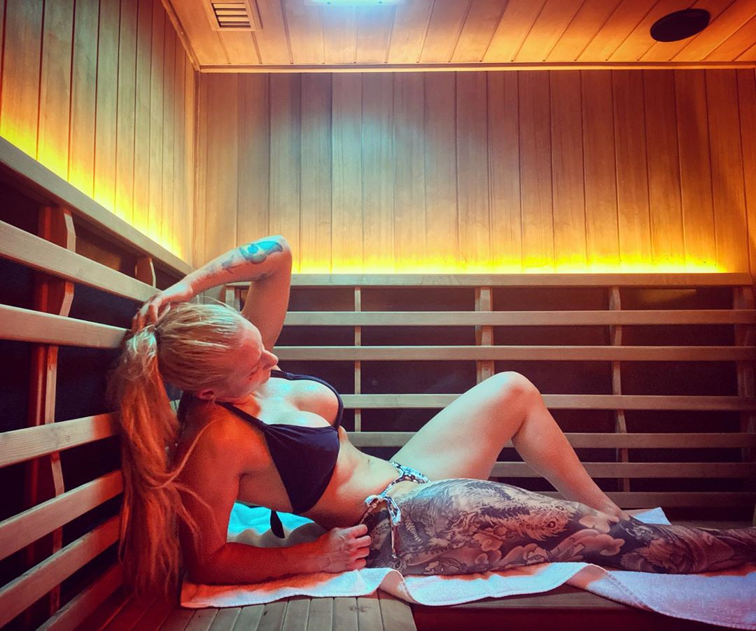 PHOTOS Boxer Ebanie Bridges dpouill de son bikini imprim lopard pour la cryothrapie! - Photo 4