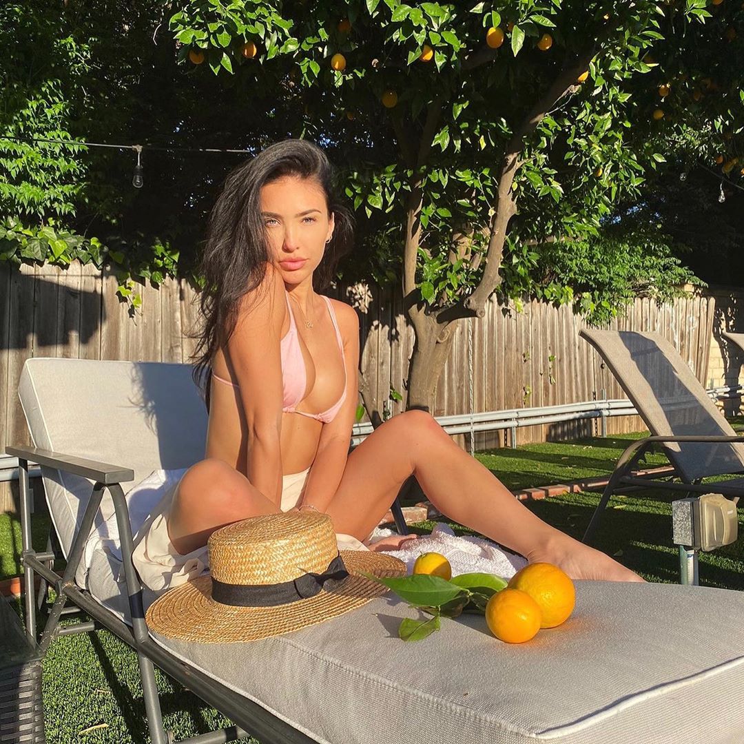 Photos n°2 : Bre Tiesi Celebrated Her Divorce From Johnny Manziel Being Finalized With Cake and a Booty Shake!