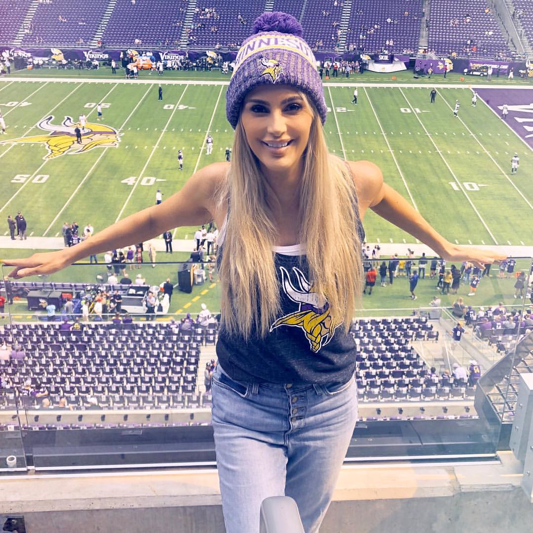 Photos n°4 : Mike Zimmer’s Rumored Girlfriend is on the Cover of Maxim Australia!