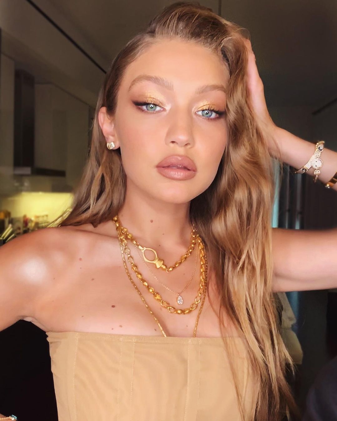 Photo n°2 : Sports Illustrated Swimsuit Set Instagram on Fire With a Throwback Look at Gigi Hadid!