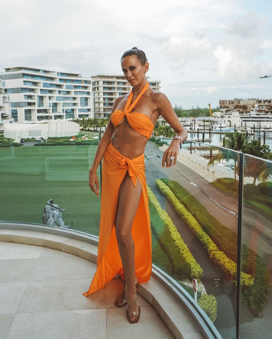 Jena Sims collectionne des lignes de bronzage dans un bikini brillant ! - Photo 3
