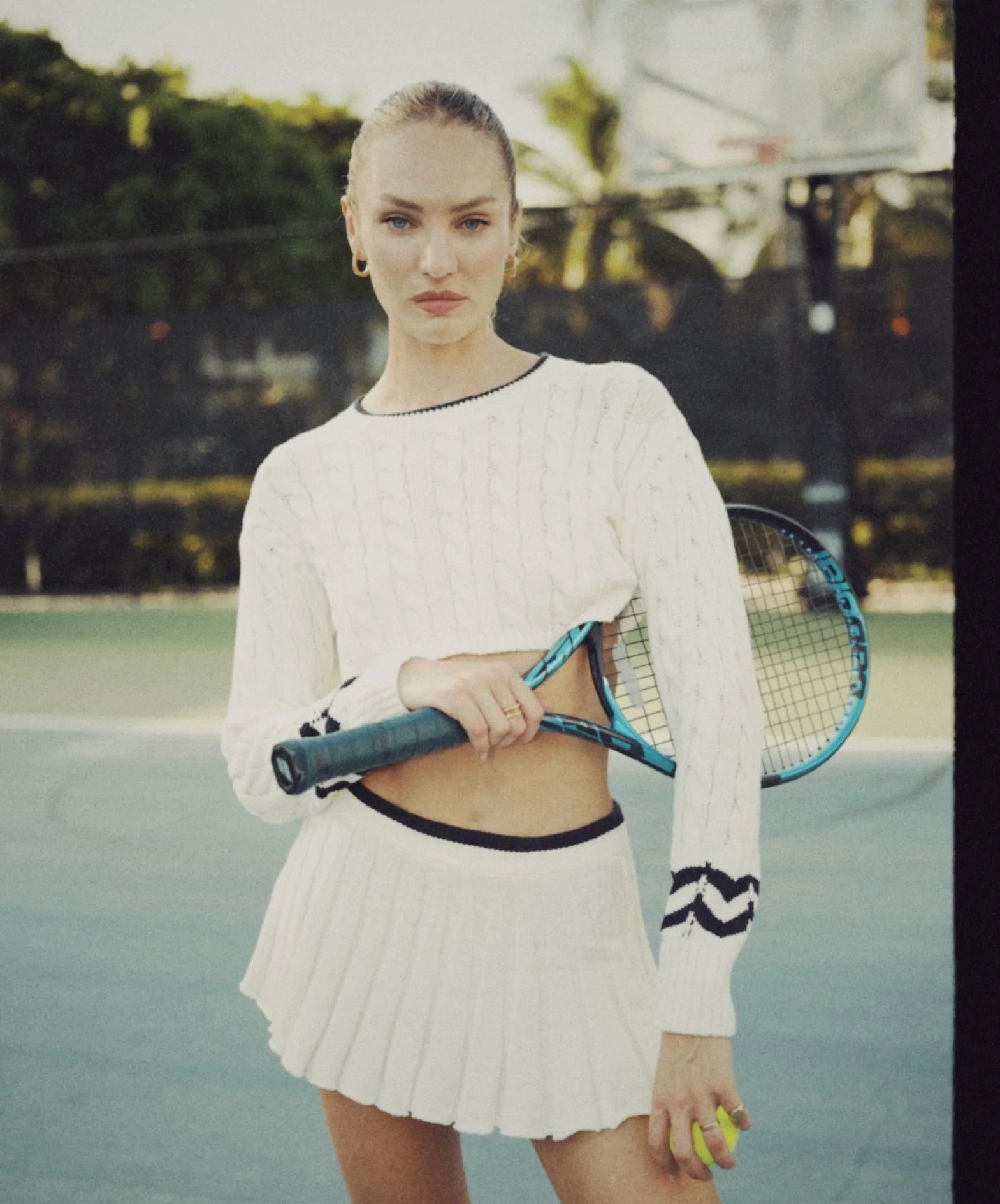 Candice Swanepoel frappe les courts avec Tropic of C! - Photo 12