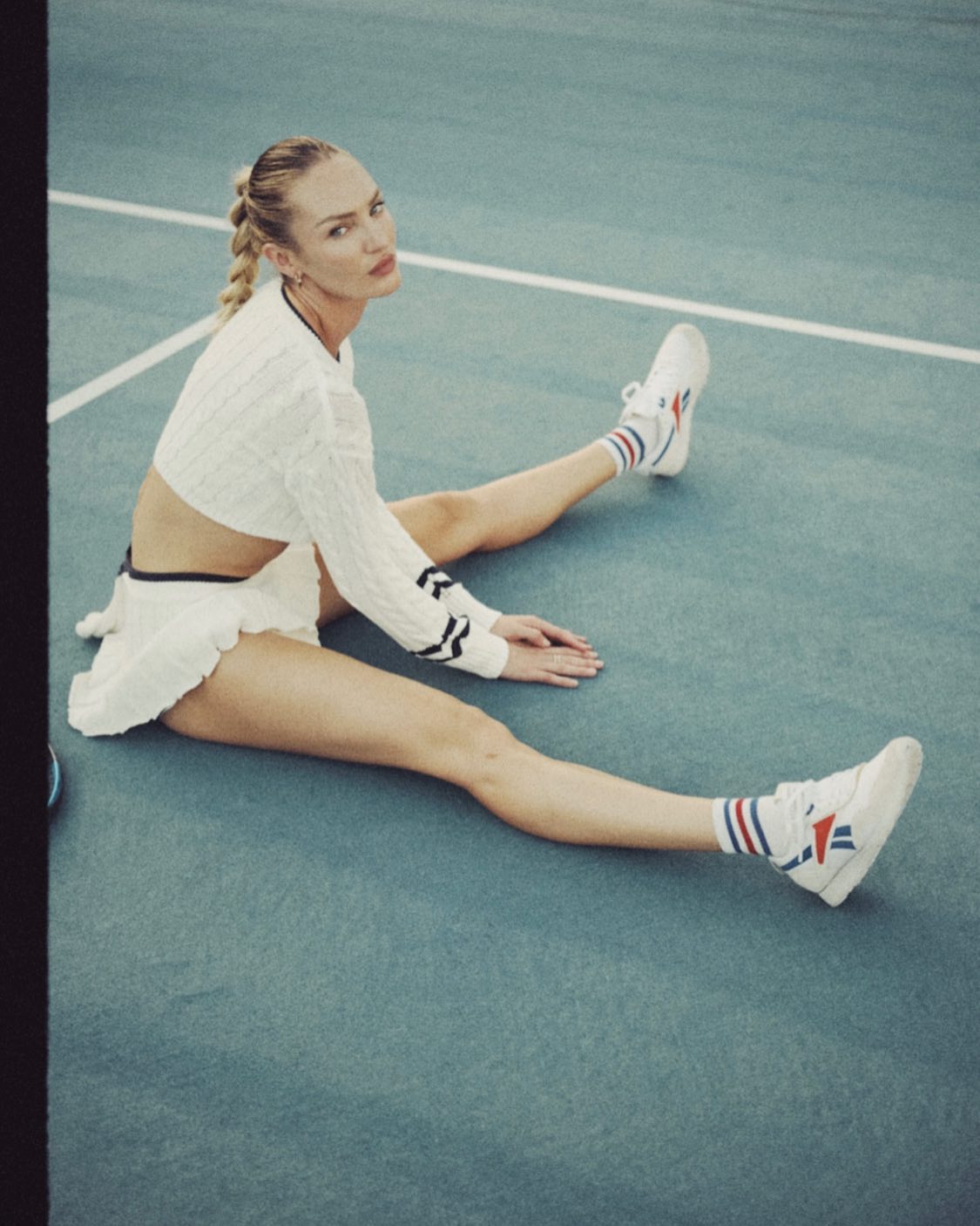 Candice Swanepoel frappe les courts avec Tropic of C! - Photo 10