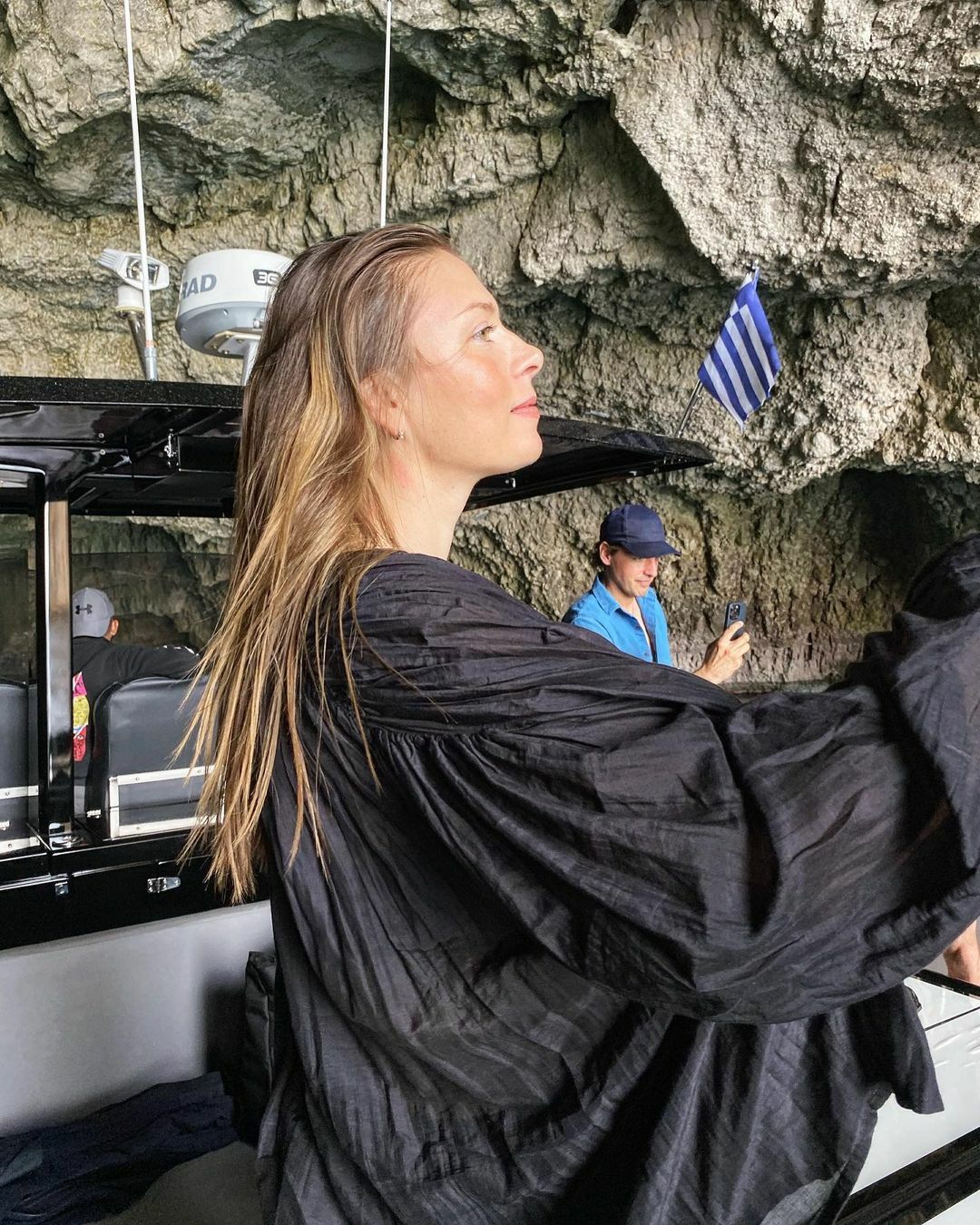 FOTOS ¡Maria Sharapova extrae su leche materna en una cueva!