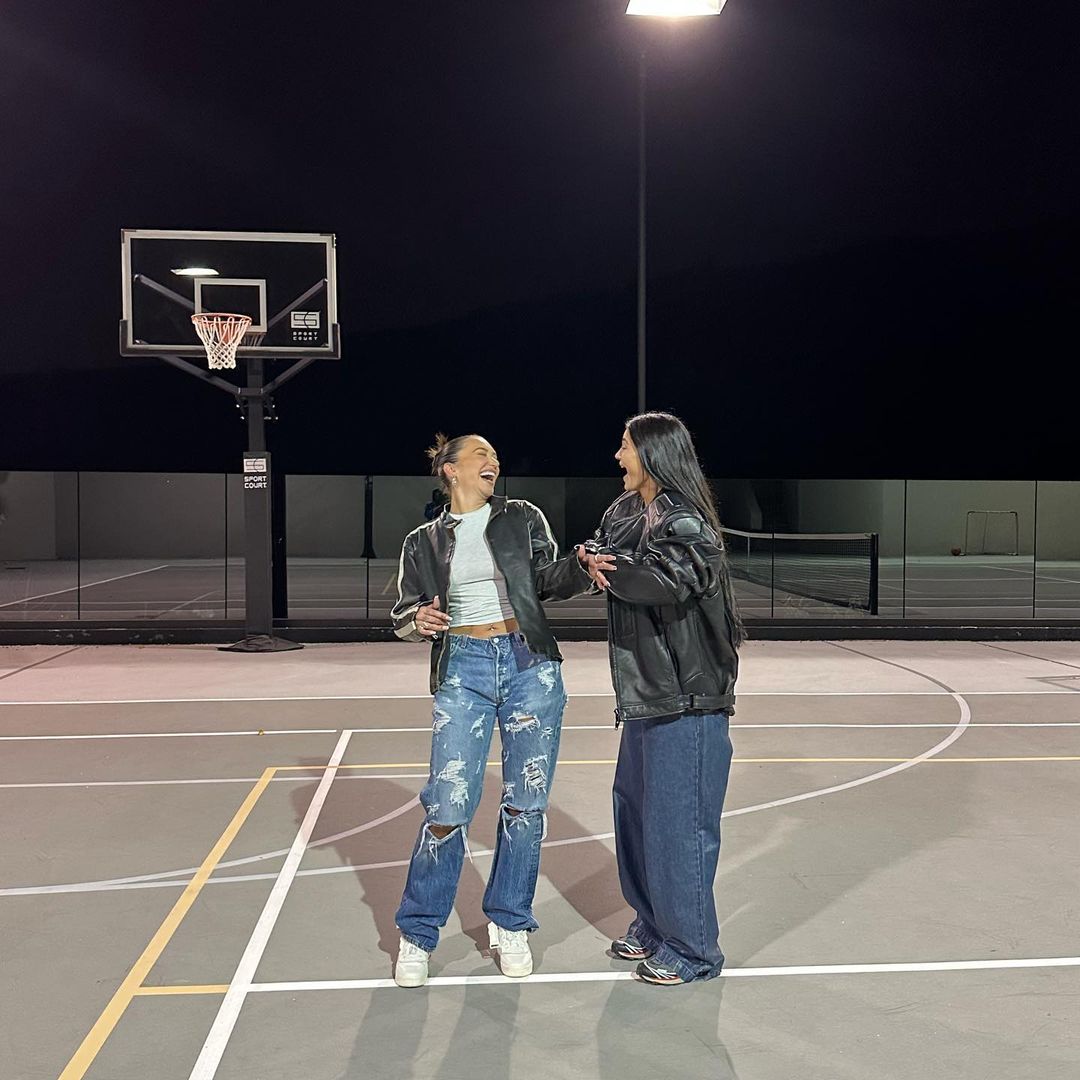Photos n°1 : Kylie Jenner Shoots Some Hoops!