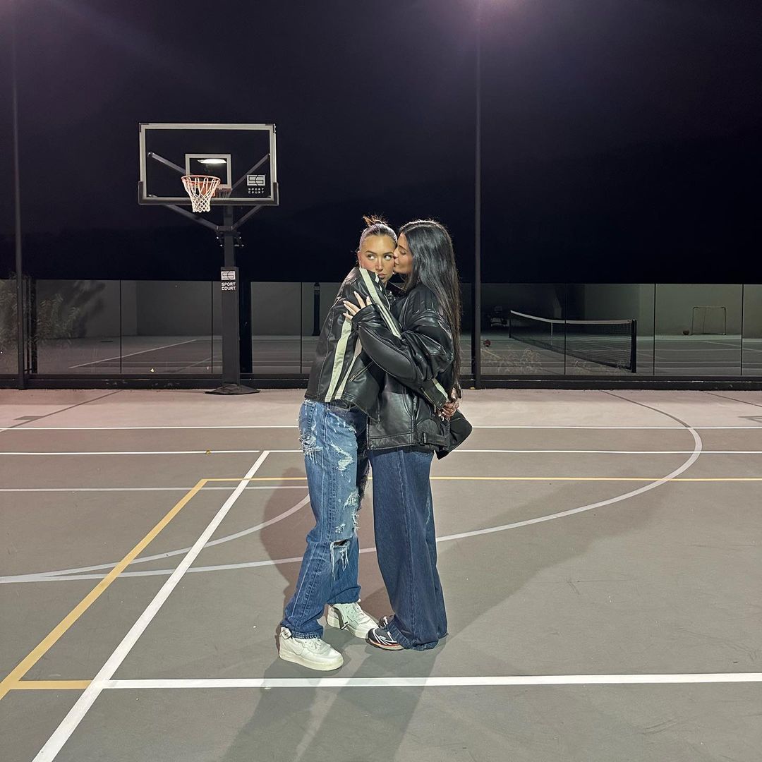 Photos n°3 : Kylie Jenner Shoots Some Hoops!