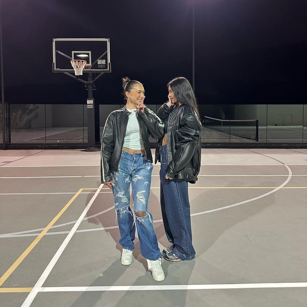 Photos n°4 : Kylie Jenner Shoots Some Hoops!