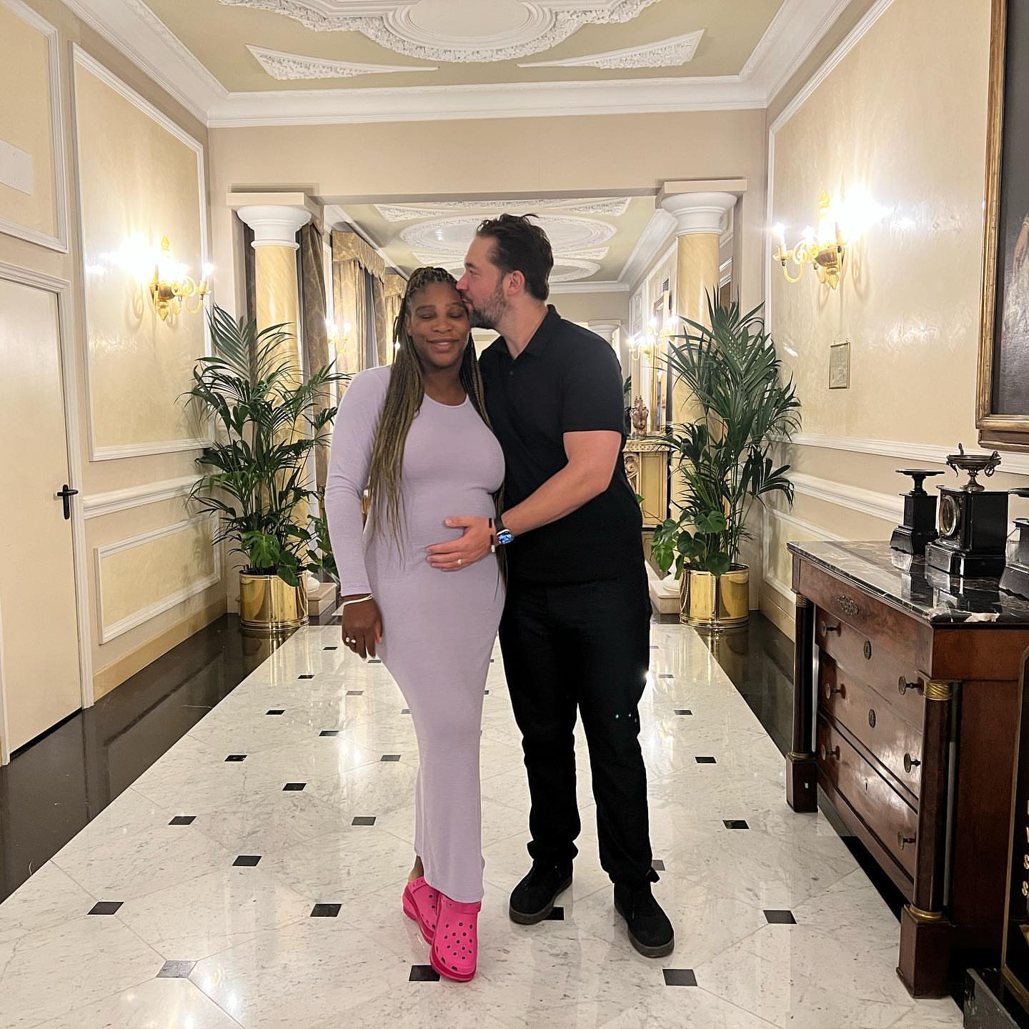 Photos n°1 : Serena Williams Rocks her Baby Bump and a Pair of Crocs in Bologna!
