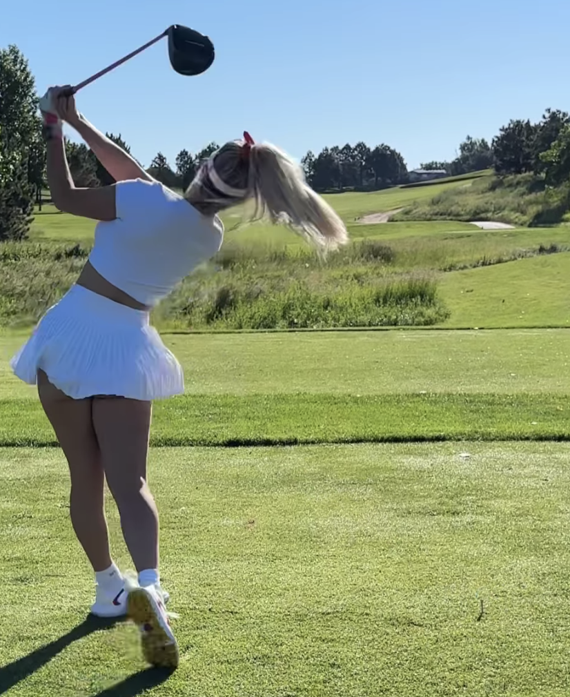 Photos n°7 : Paige Spiranac Wants to Know Your Hole Preference!