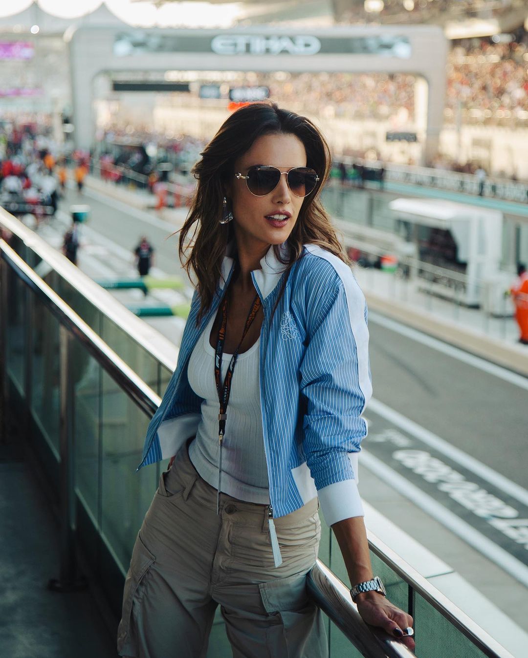 Photos n°3 : Alessandra Ambrosio is In The Fast Lane!
