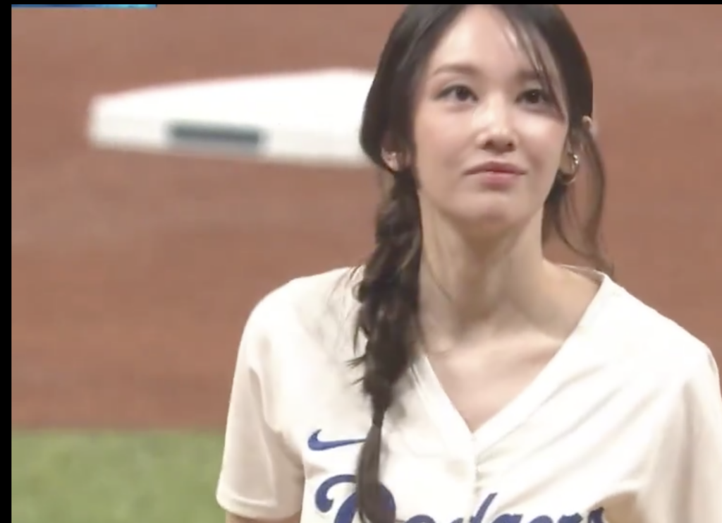 Jeon Jong-seo’s Dodgers Pitch Goes Viral!